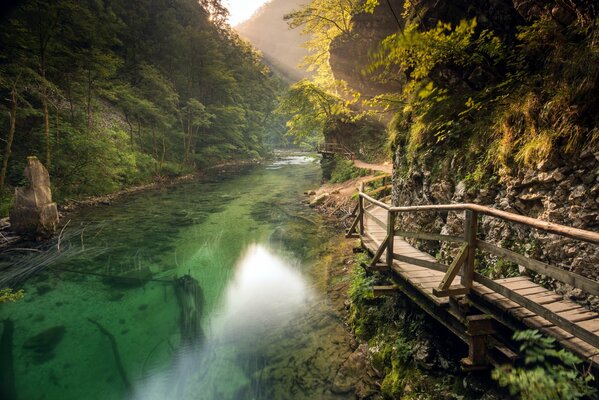 Die Schönheit der Natur Sloweniens, Blick von der Brücke