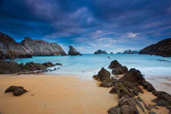 Tramonto sulla spiaggia sabbiosa dell oceano