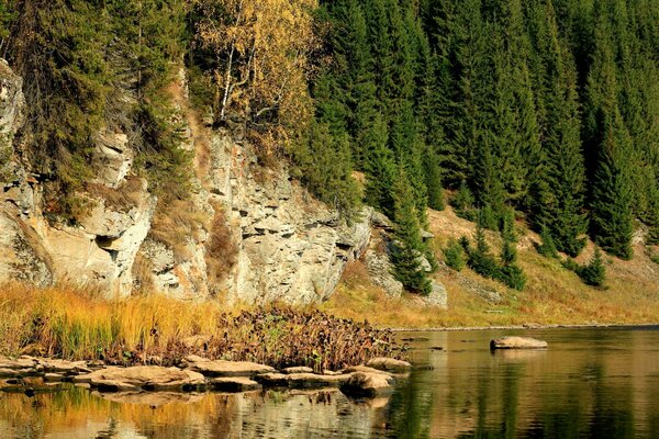 Alberi, fiume, rocce, pietre in autunno in Russia, Territorio di Perm
