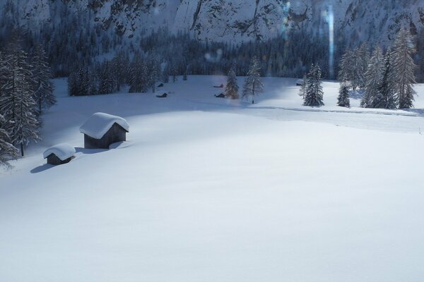 Paysage d hiver avec une cabane dans les montagnes