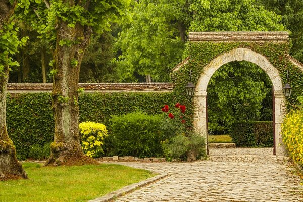 Steinbogen im Grünen im Park