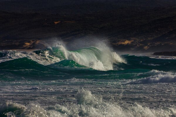 Tempête de l océan indien dans la nuit