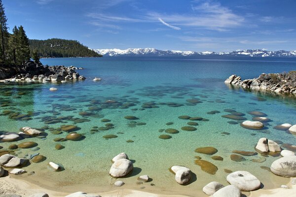 La increíble belleza del lago y las montañas remotas nevadas