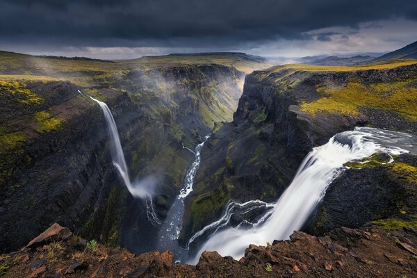 Wasserfall in Island in einer Flussschlucht