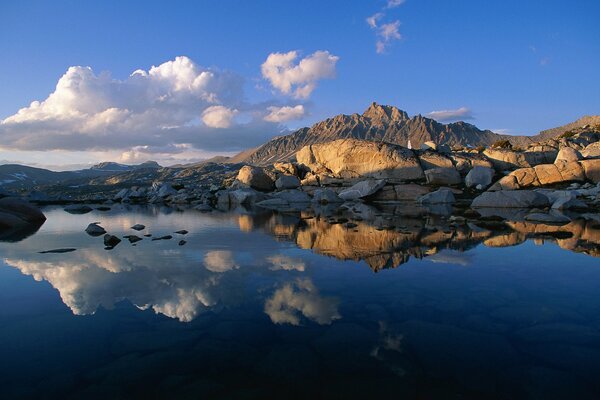 Landschaft der Himmel spiegelt sich in einem Bergsee wider