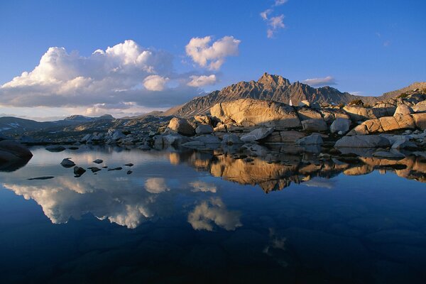 Paysage de ciel se reflète dans le lac de montagne