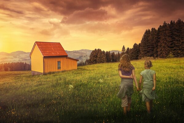 Les enfants marchent sur le terrain jusqu à la maison