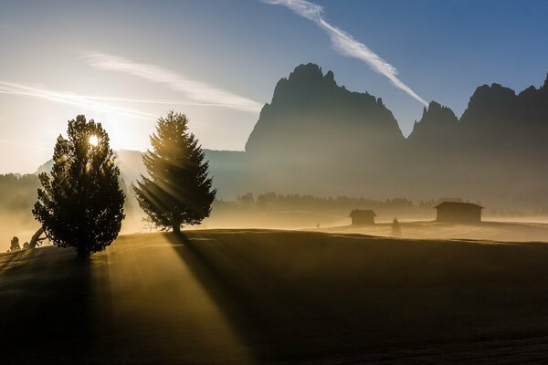 Bellissimo paesaggio del mattino sullo sfondo delle montagne