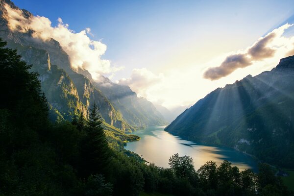 Der natürliche Klontalersee in der Schweiz