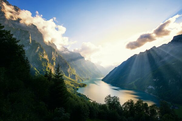 Naturalne jezioro klontalersee w Szwajcarii