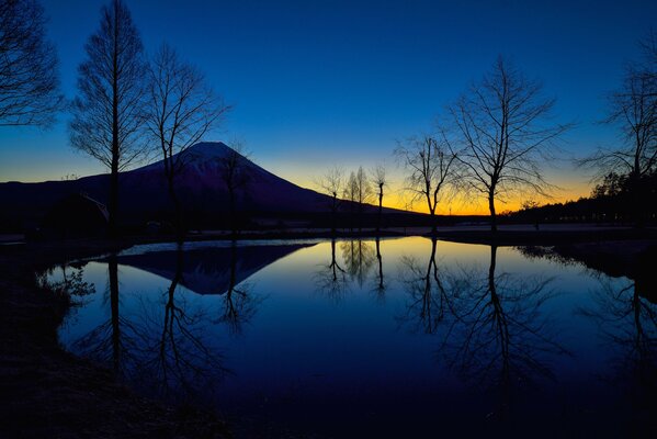 Fujiyama sur le lac. Silhouette du soir
