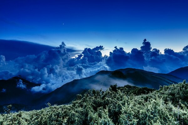 Luz de Luna en las nubes sobre las montañas