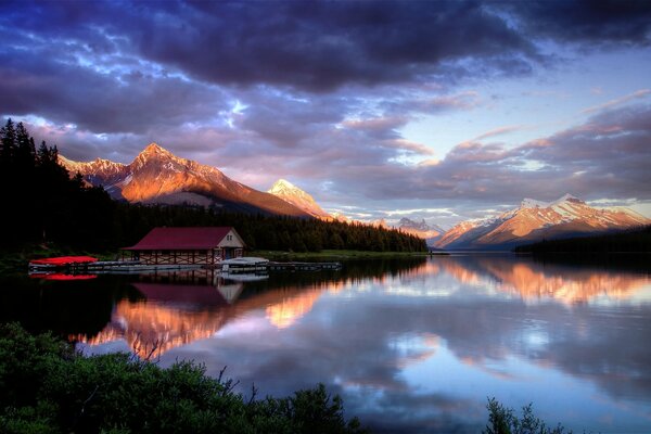 Paysage de chalet de montagne pendant le coucher du soleil