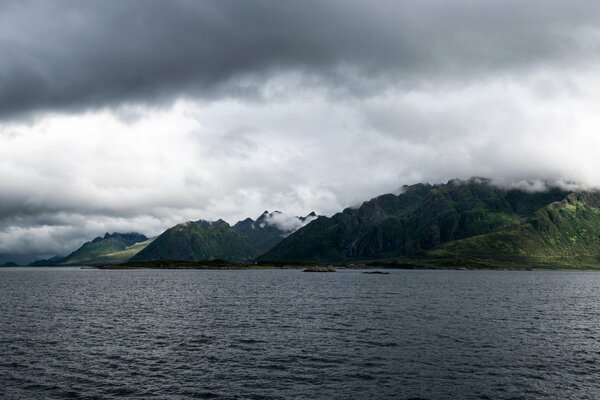 Nature Norvège: nuages sur les montagnes