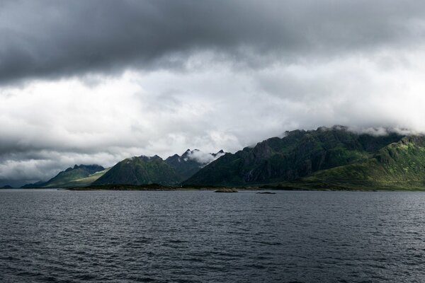 Natura della Norvegia: nuvole sulle montagne