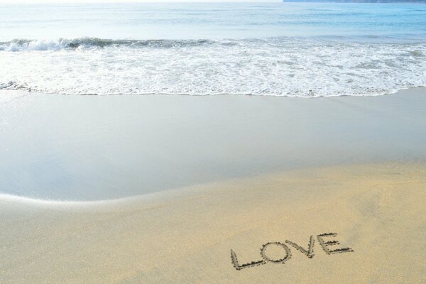 Amour sur la plage de sable doré