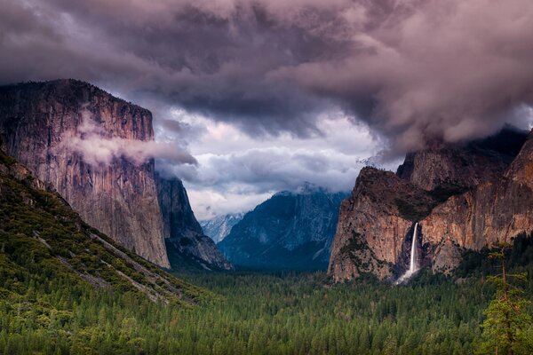 Nuvole sopra il Parco Nazionale di Yosemite negli Stati Uniti