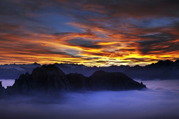 Bellissimo tramonto in montagna