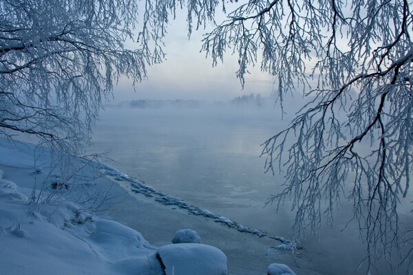 Der Winterfluss weigert sich zu frieren