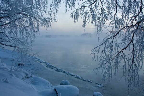 Il fiume invernale si rifiuta di congelare