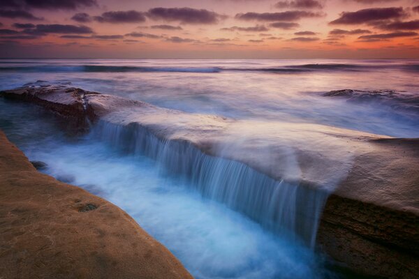 Écoulement de l eau. Mer et pierres