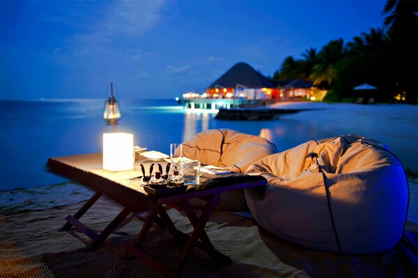 Noche playa cena océano romance