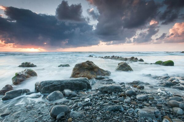 Landschaft. das verschlafene Meer und die Küste mit Wolken