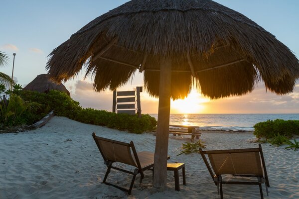 Un paraíso tropical junto al mar y al atardecer