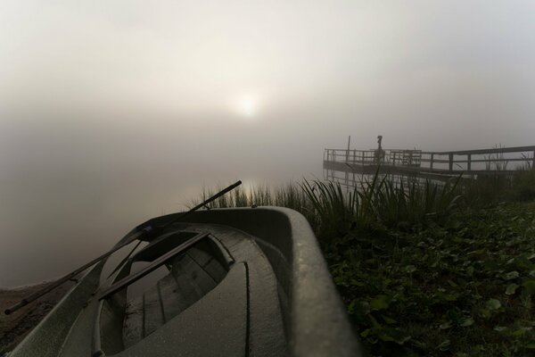 Matin avec brouillard et bateau sur le lac