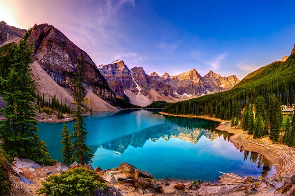 Lago cristalino en el bosque