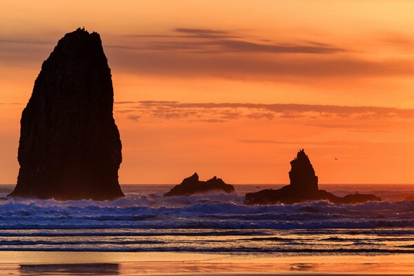 Pomarańczowy zachód słońca wśród skał