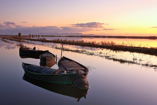 Sonnenuntergang am Fluss mit Boot