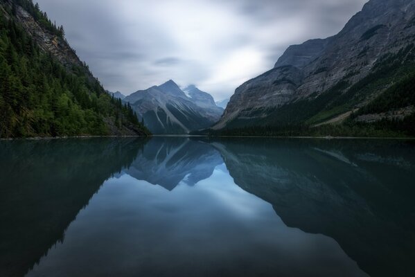 Extraordinariamente hermoso lago Louise