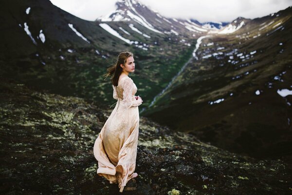 Chica con un vestido blanco en el fondo de las montañas