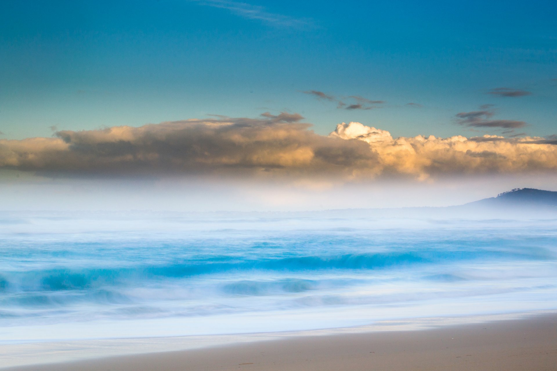 cielo nubes montañas mar olas