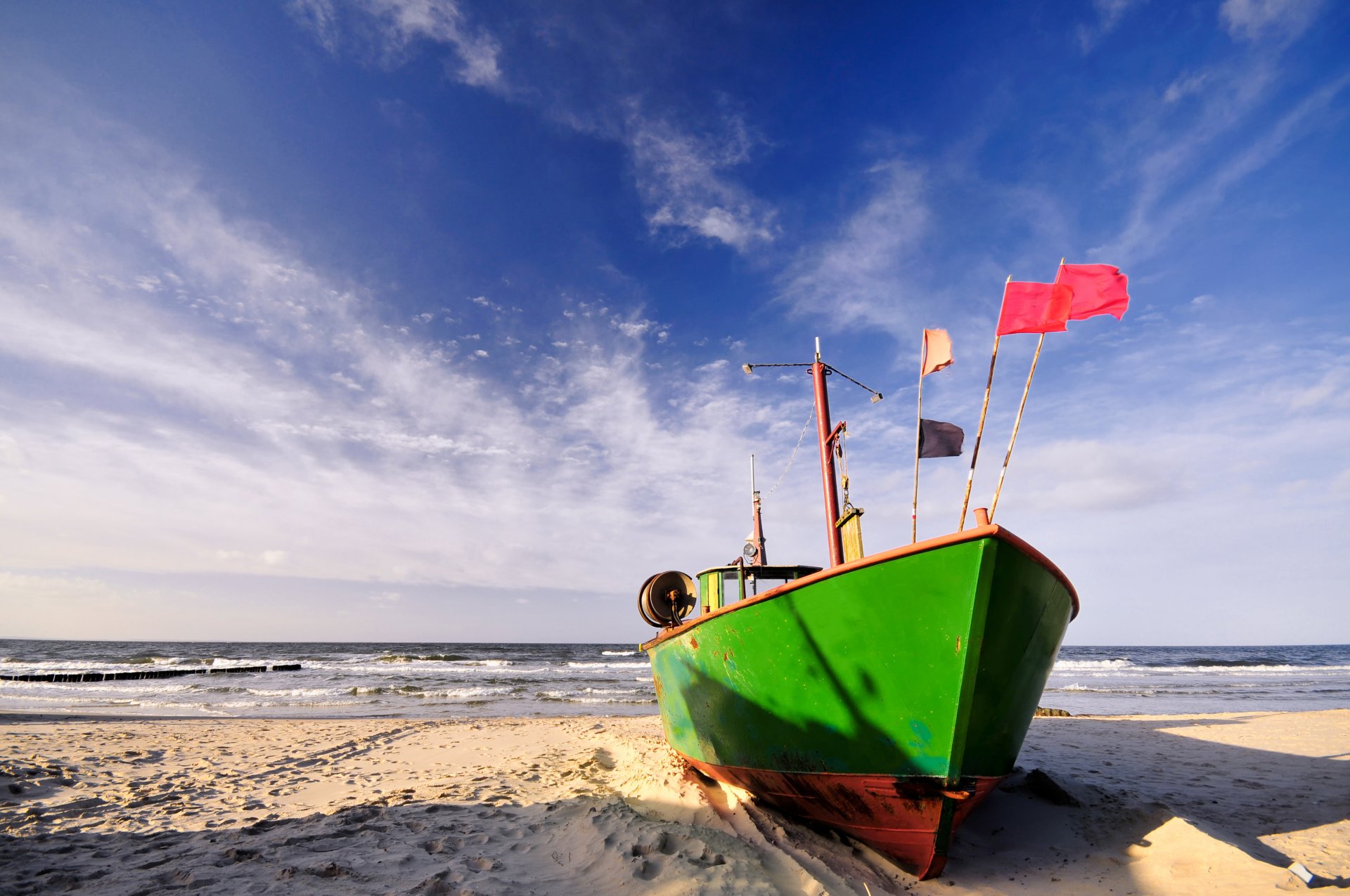 boot ufer sand strand meer wellen brandung wolken