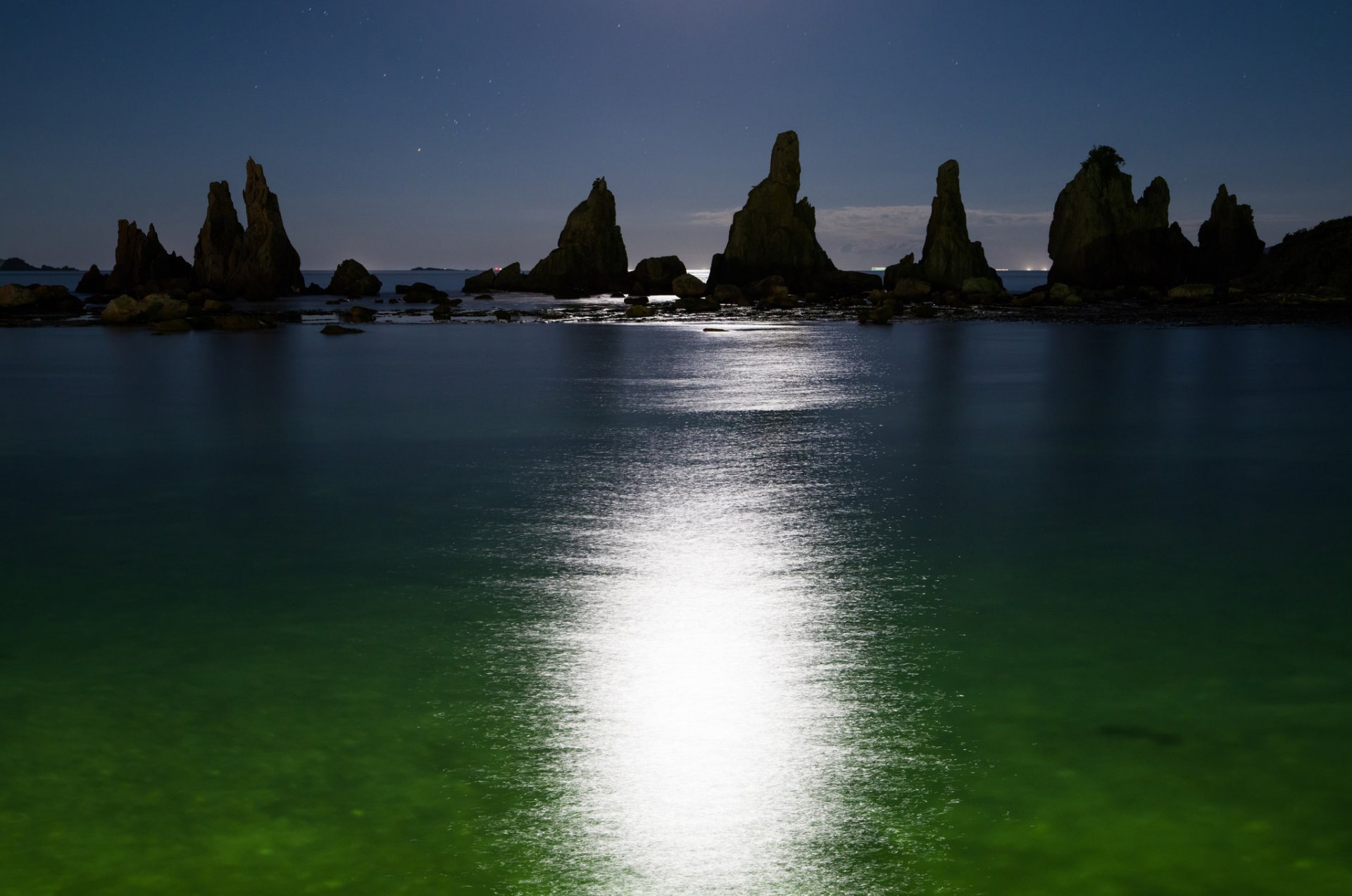 cielo noche rocas piedras mar lago reflexión