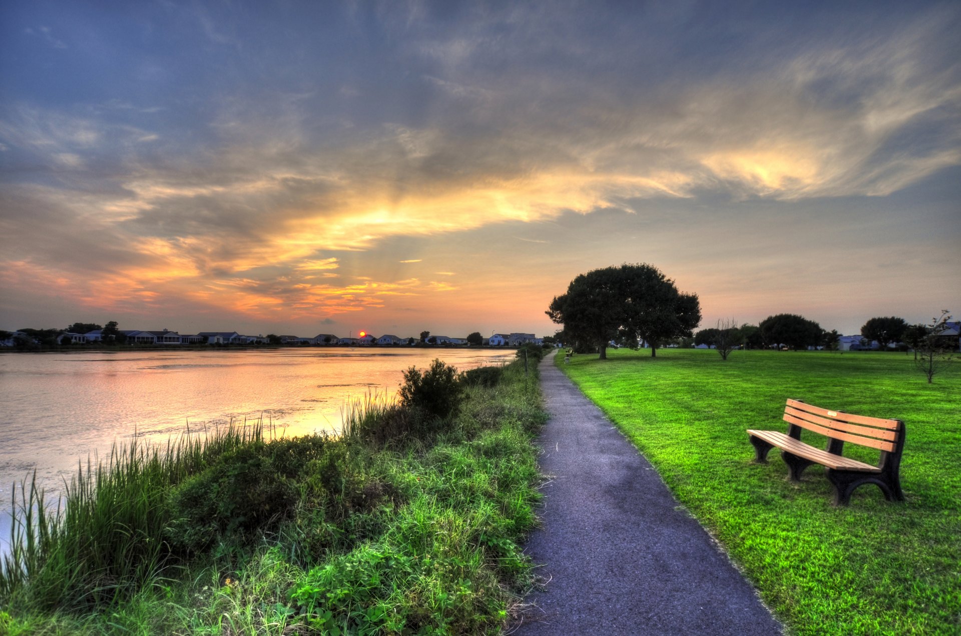 camino césped parque tienda lago puesta de sol