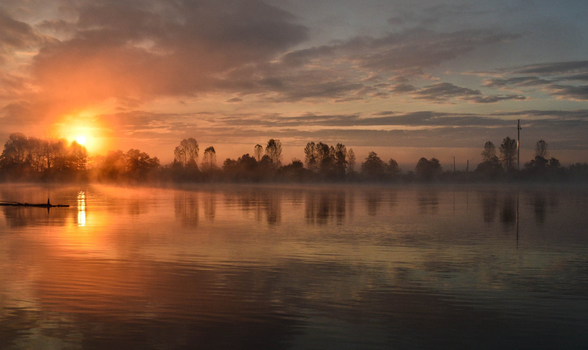 sera lago alberi sole