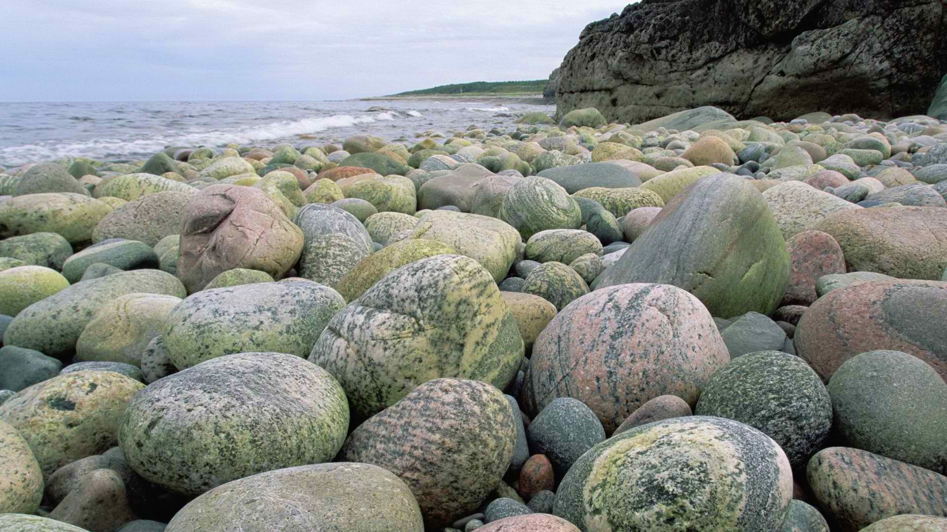 cielo mar costa piedras guijarros rocas nubes macro