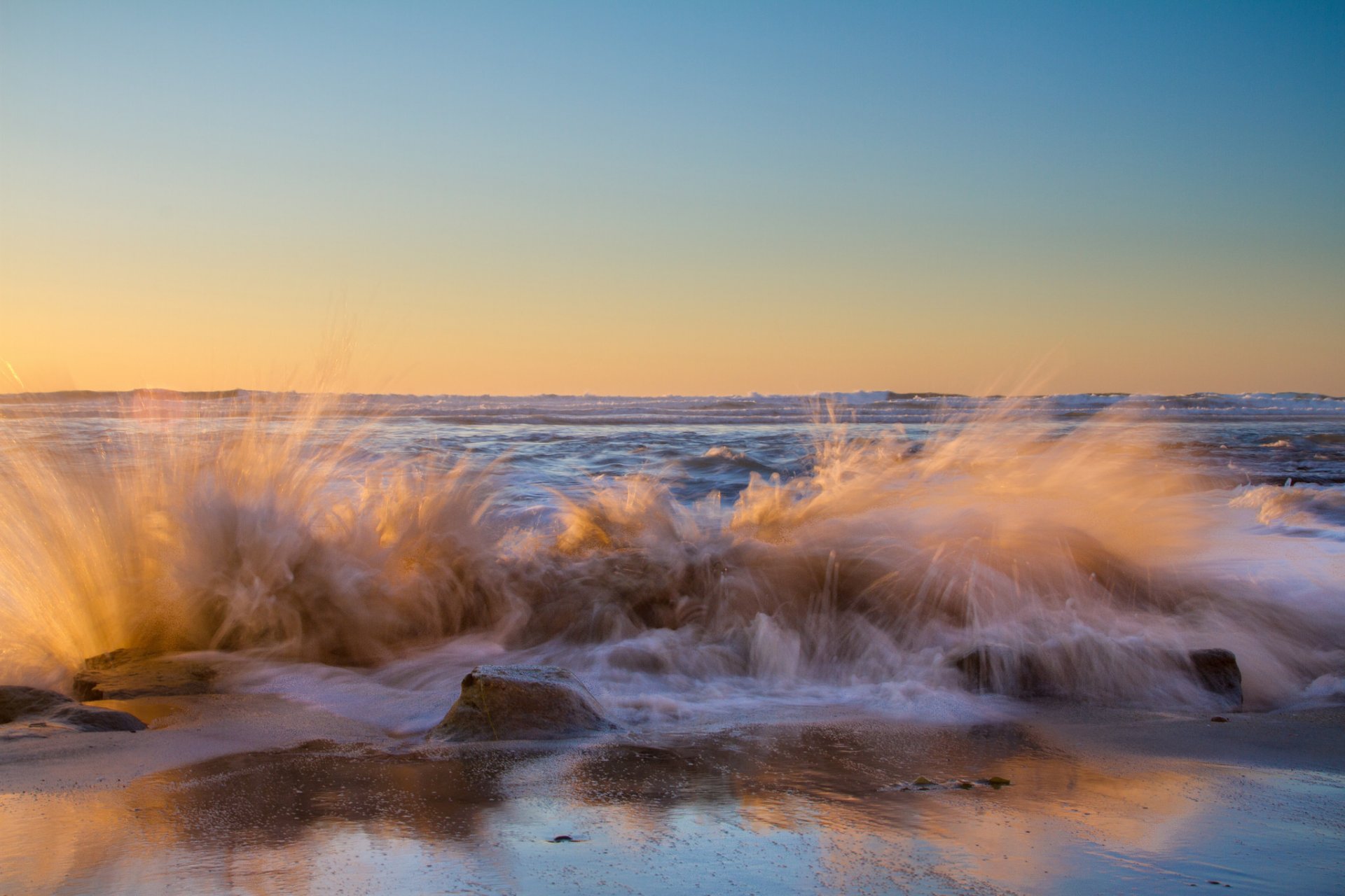 mar olas costa salpicaduras