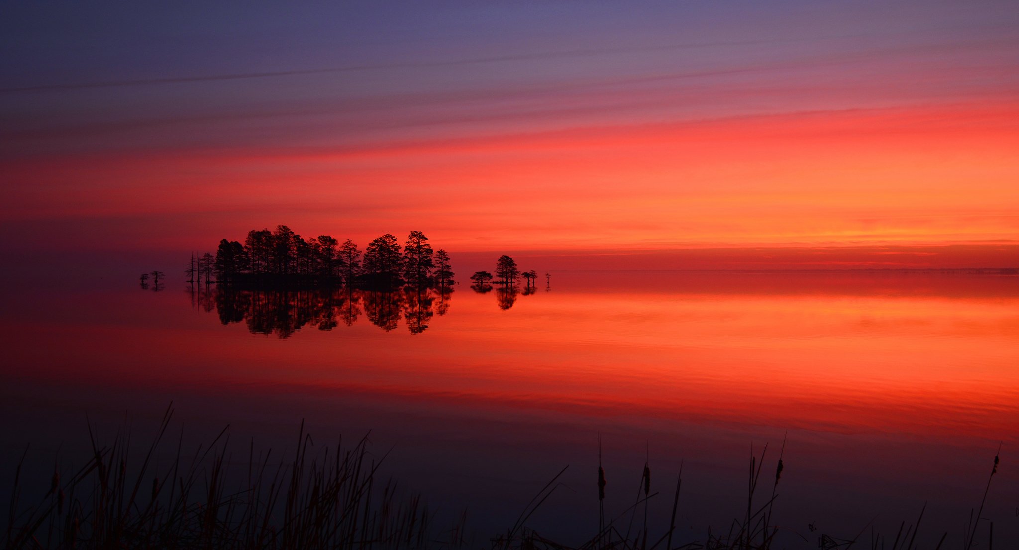 ciel nuages coucher de soleil lueur lac île arbres