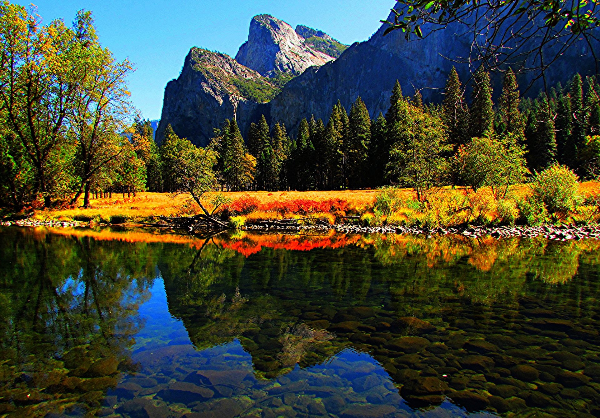 park narodowy yosemite kalifornia usa góry las drzewa skały jezioro jesień