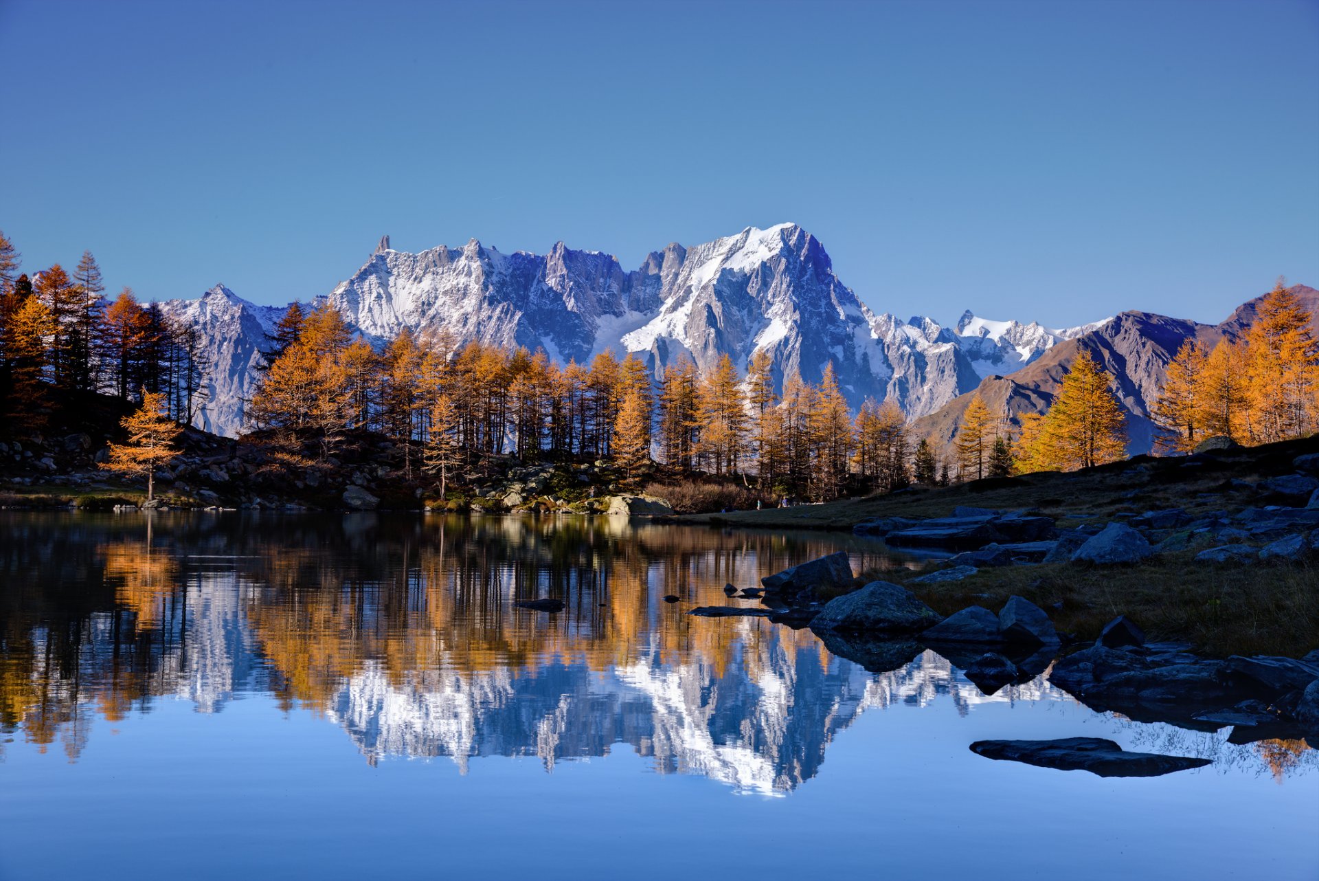 cielo montagne neve lago riflessione alberi autunno