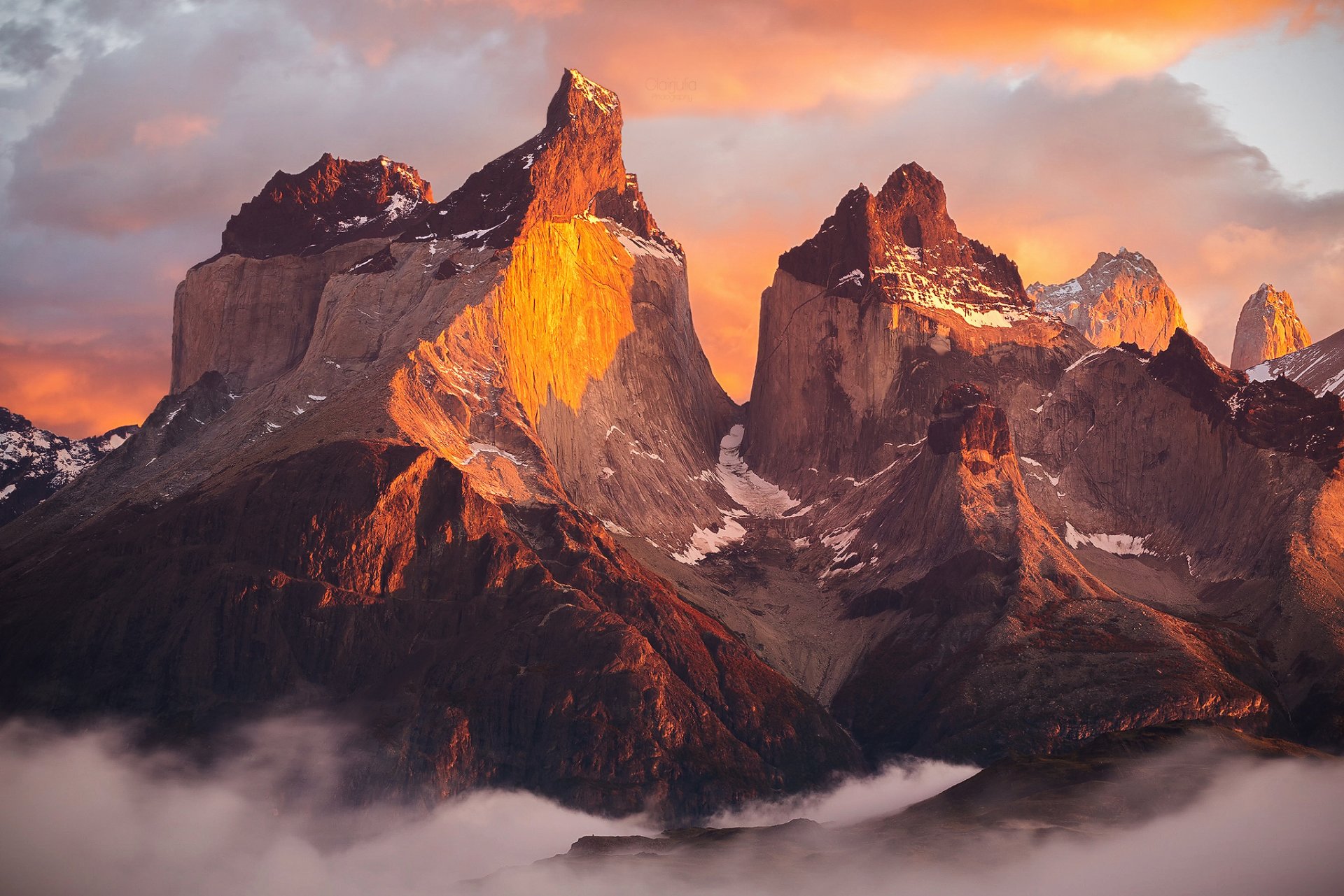 ameryka południowa chile patagonia park narodowy torres del paine góry andes poranek światło cienie