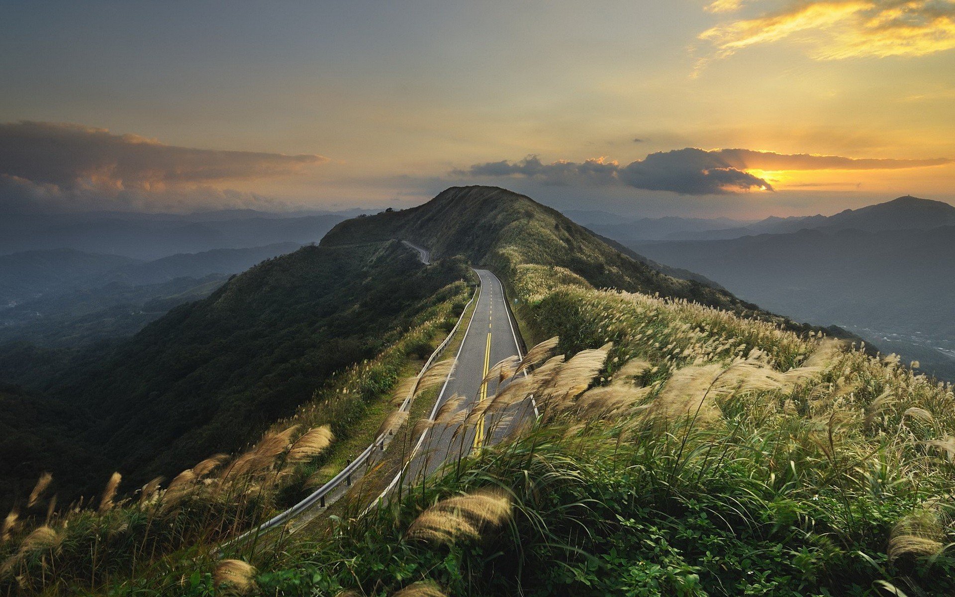 montagnes route nuages collines