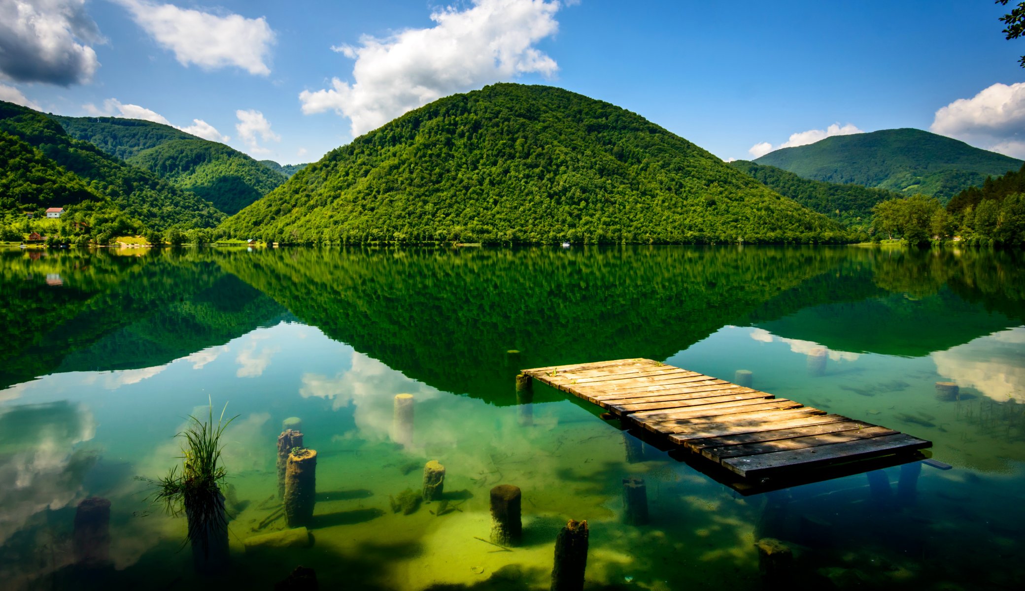 bosnia ed erzegovina montagne verde fiume molo fondo