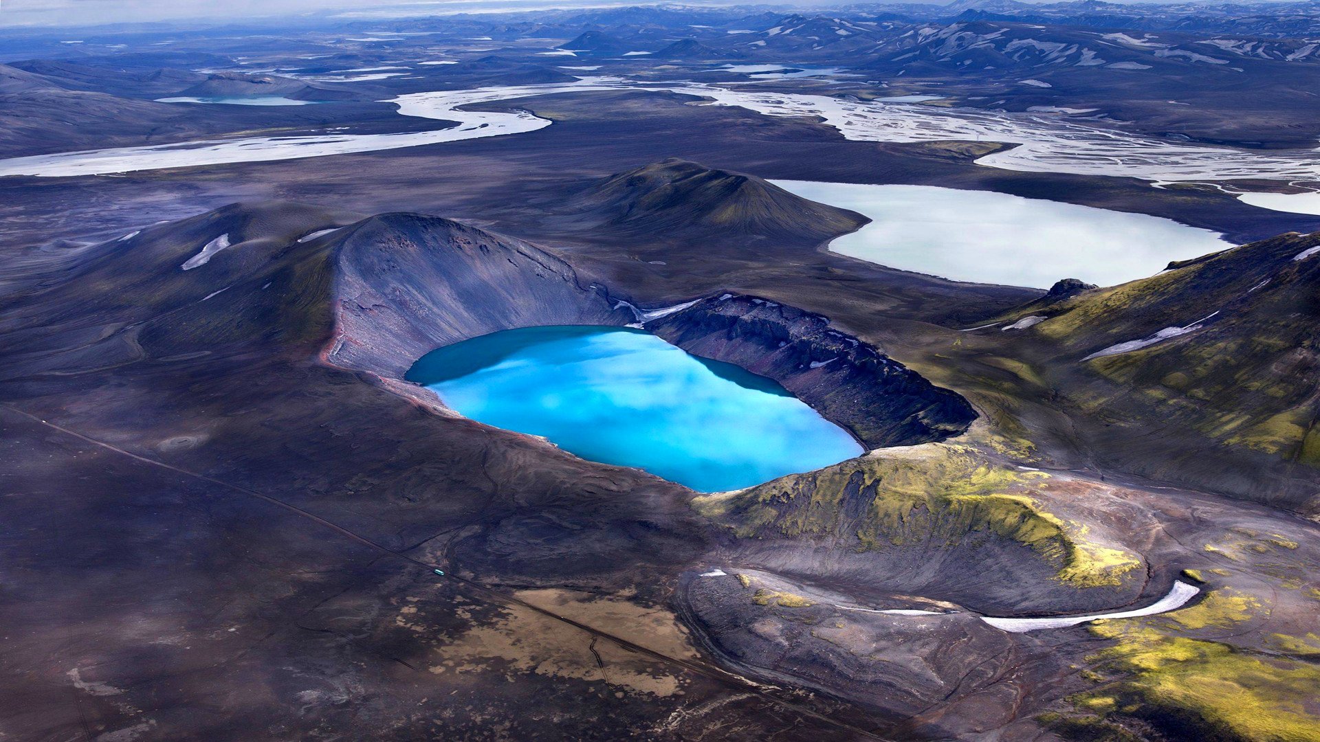 montañas nieve cráter lago