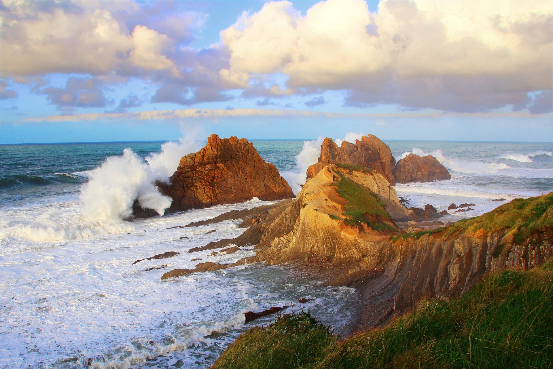 cielo mare onde tempesta spruzzi rocce riva