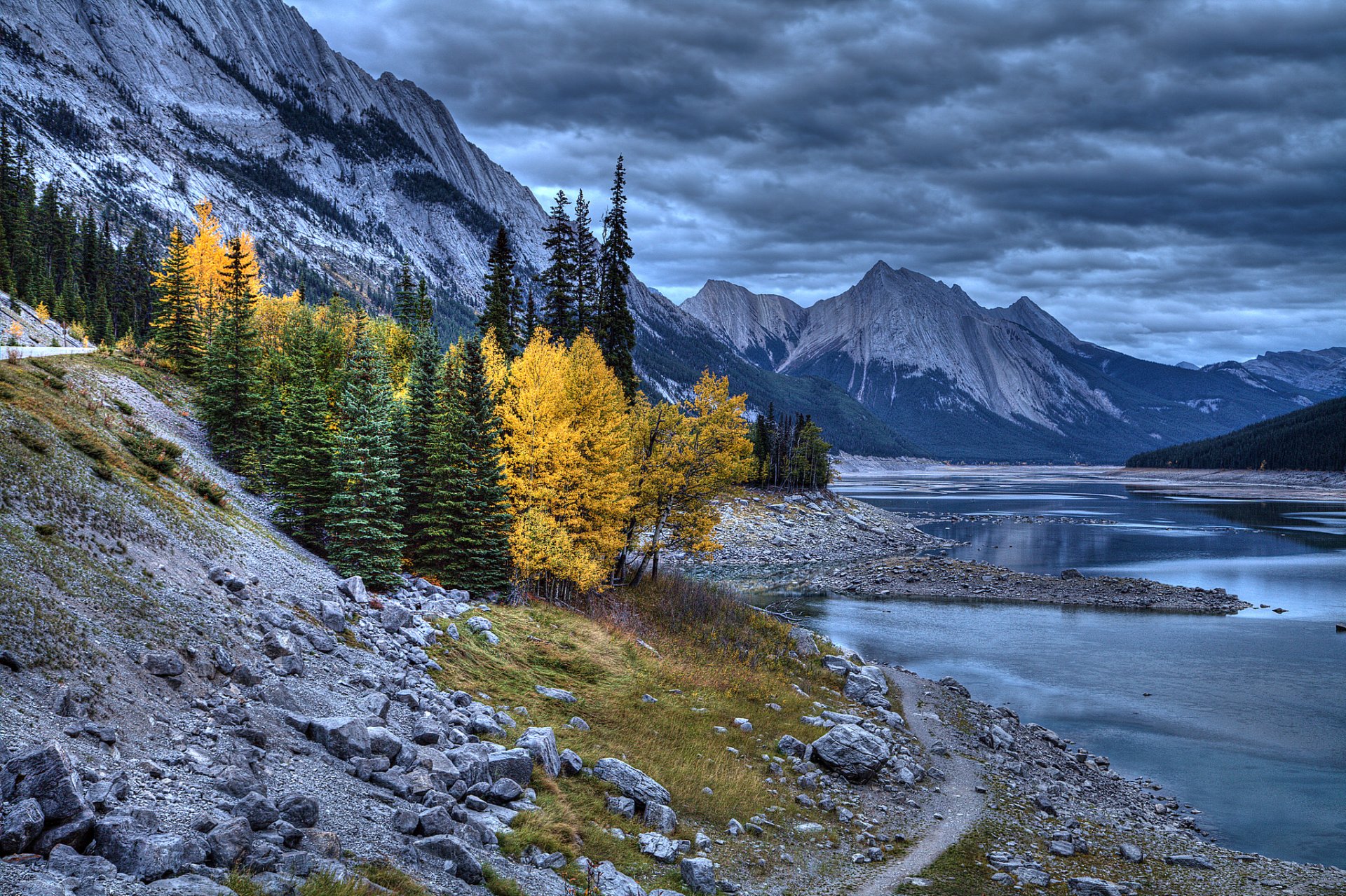 cielo nuvole sera montagne lago alberi autunno